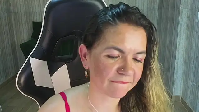 paula_lorens_t1_'s cam snapshot