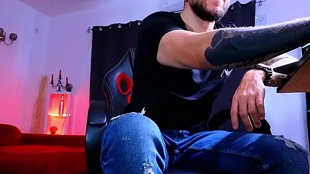 MightyAaron66 live sex cam