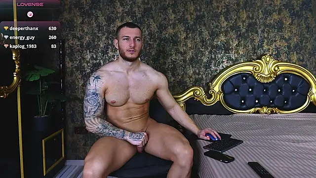 AaronMuscle live sex cam