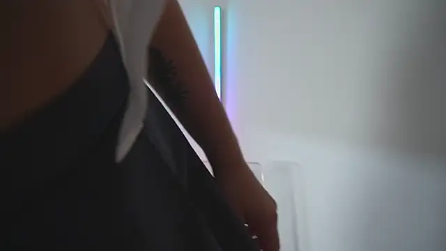 new_dee's cam snapshot