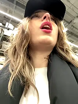 LoraaDoll live sex cam