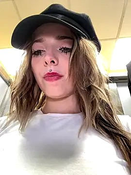 LoraaDoll live sex cam