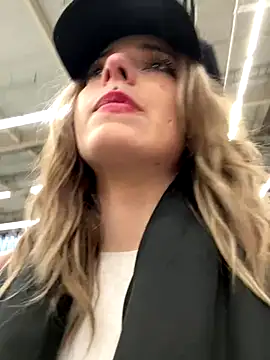 LoraaDoll live sex cam