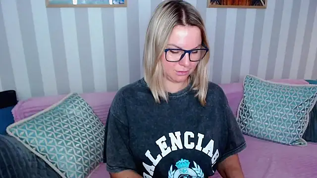 MonaLisaG's cam snapshot