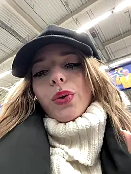 LoraaDoll live sex cam