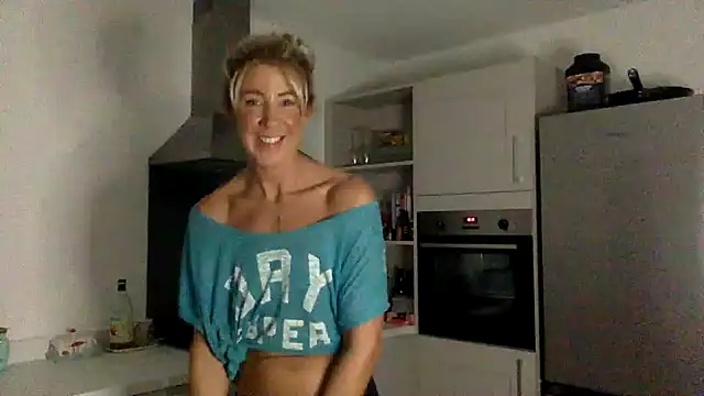 Bratty-Blonde55's cam snapshot