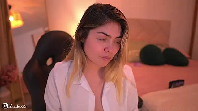 Lau_Bee's cam snapshot