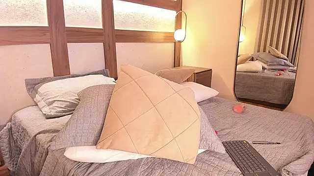 Hela_Strossner's cam snapshot