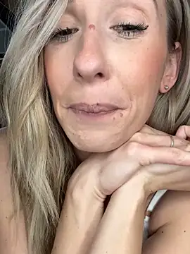 lola_tentatiion's cam snapshot