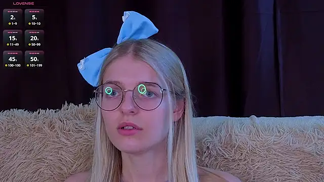 MonicaShiny's cam snapshot