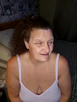 MissQueenBeex live sex cam