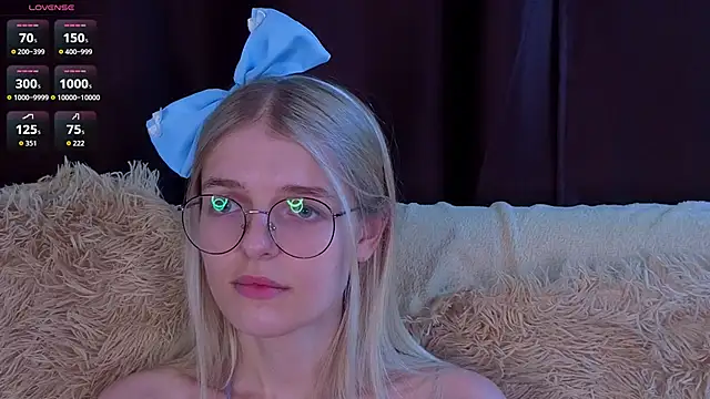 MonicaShiny's cam snapshot