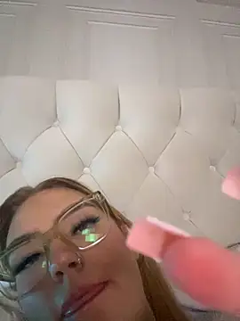 CurvyGirlMyla's cam snapshot