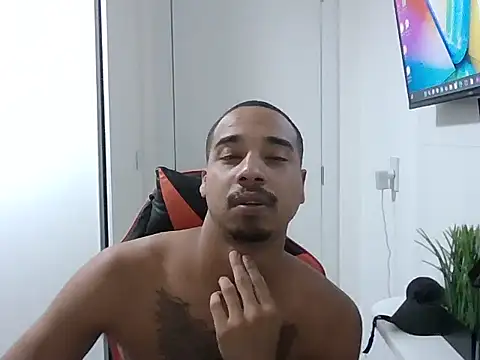 JUNINHOLEKEJR live sex cam