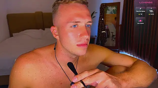 tommy_cumfinger live sex cam