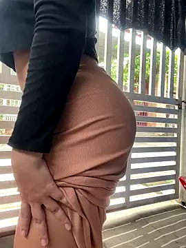 BigAssBee live sex cam