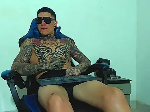 sexy_men_tatoo's cam snapshot