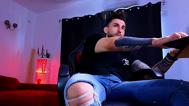 MightyAaron66 live sex cam