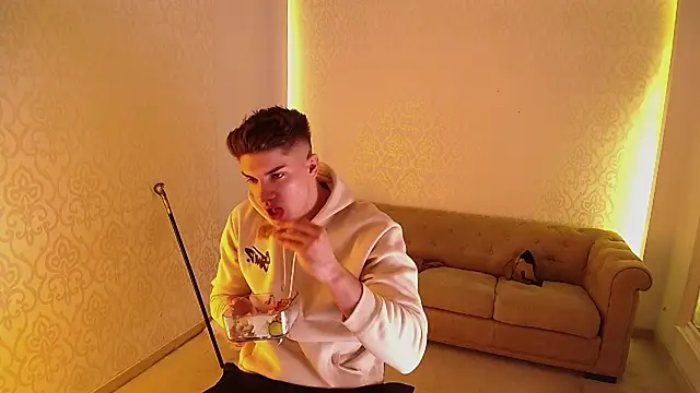 MaxKaiden live sex cam