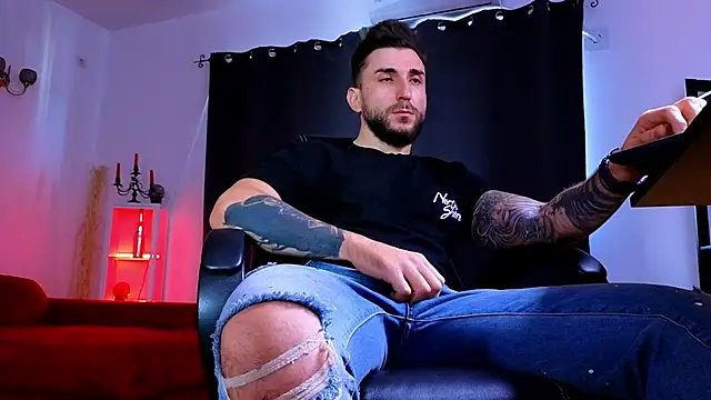 MightyAaron66 live sex cam