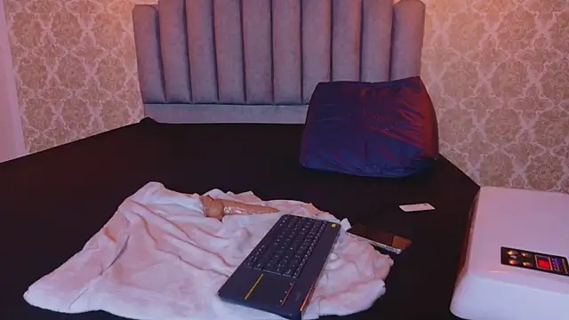 Aurora_jones11's cam snapshot