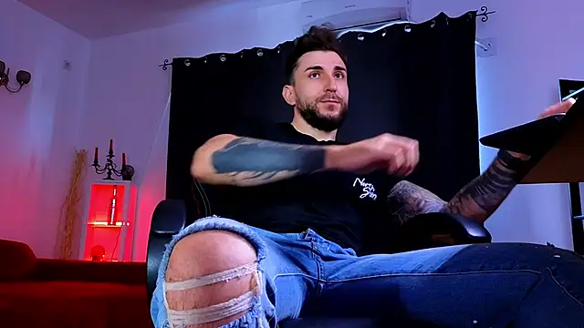 MightyAaron66 live sex cam