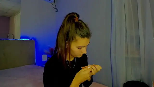 Laura_Leee's cam snapshot