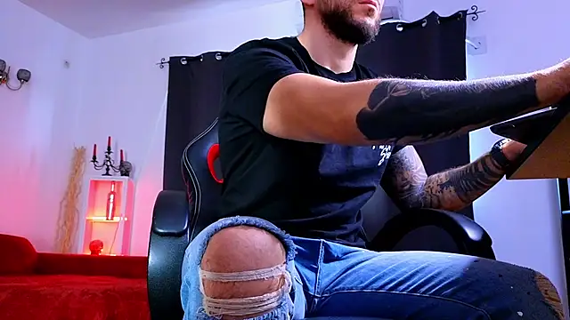 MightyAaron66 live sex cam