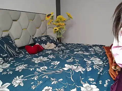 Little_queenn live sex cam