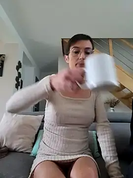 LaureLiveXX's cam snapshot