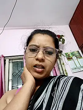 thanusi_2's cam snapshot