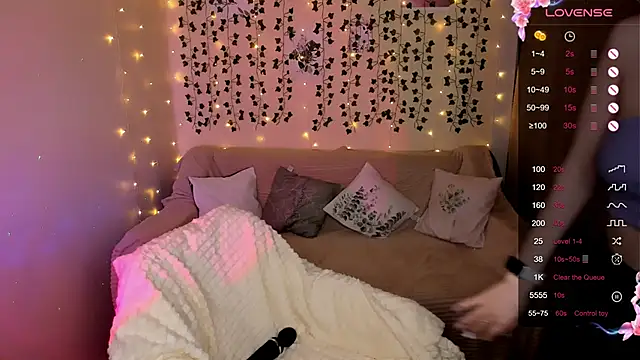 LinaBlossom_'s cam snapshot