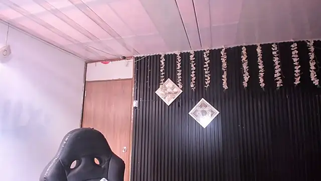 lalanaughty's cam snapshot