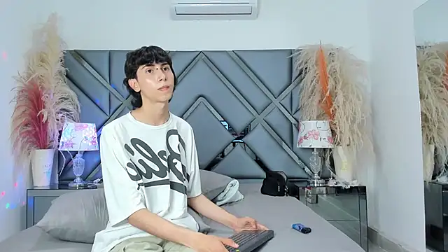 Milan_LewisS live sex cam