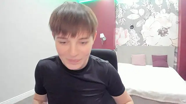 EmiliaYours's cam snapshot