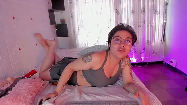 Juliexxxtasy's cam snapshot