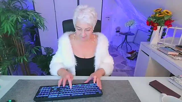 LovelyHelena's cam snapshot