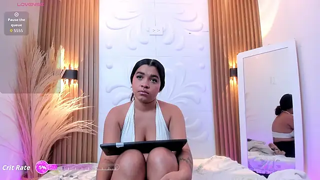 Charlotte_Bms's cam snapshot