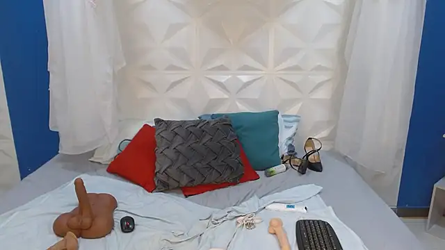 adisson_petite1's cam snapshot