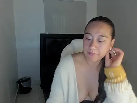 Ivonne_Skariel_Rs's cam snapshot