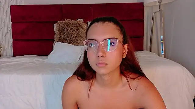 sara_saenz99 live sex cam