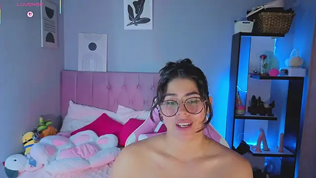 LoaLuxury's cam snapshot