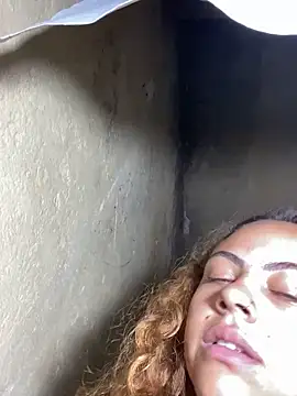 Chloe_Leaozinho's cam snapshot