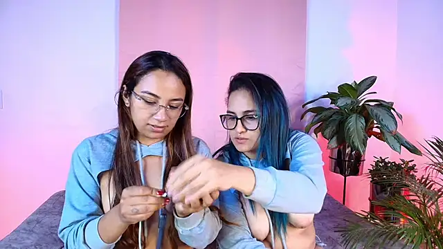 Jules_n_Gia live sex cam