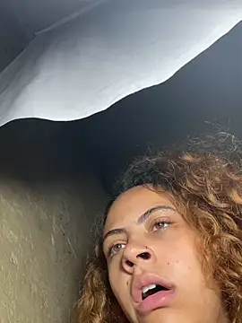 Chloe_Leaozinho's cam snapshot