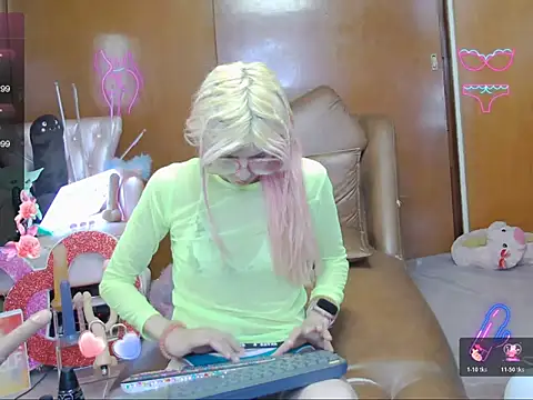 Skinygirl's cam snapshot