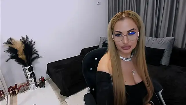 LovelyBlondyxx's cam snapshot