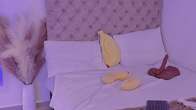 sarawinstone's cam snapshot