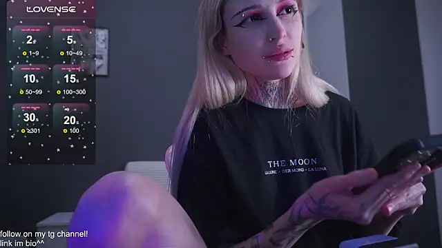 fraulein_mooon's cam snapshot