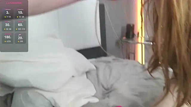 Laura_pinky's cam snapshot